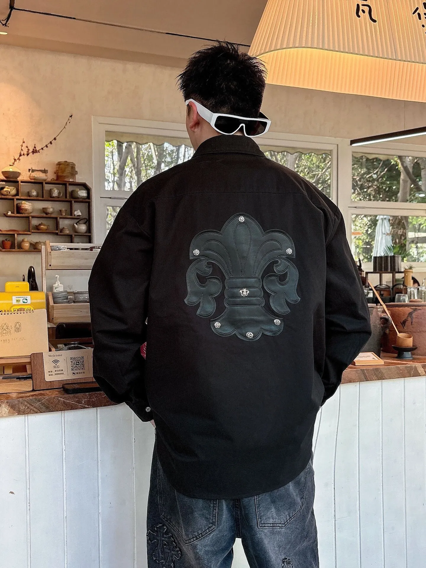 Pants P 520💰 Top P 500💰Chrome Hearts Leather Cross Leather Embroidery Shirt Jacket! OS version can be worn by both men and women! The fabric is made of twill gauze cotton fabric! The texture is clear and smooth, not easy to wrinkle or fade! The embroidery process is complex and repetitive, and the requirements for the embroidery machine are very strict. The distance is always 45 centimeters! It won’t work if the spacing is too big, and it won’t work if it’s too small! The hardware is all carved and cast. This piece of clothing consumes a lot of material. More than 3 meters of material is used for one piece of clothing! After the garment is made, it needs to be fixed at high temperature, washed at a water temperature of more than 70 degrees, and softened by adding softener to make the upper body softer and smoother!   Color: black white Size: m-3xl Style number: 5878